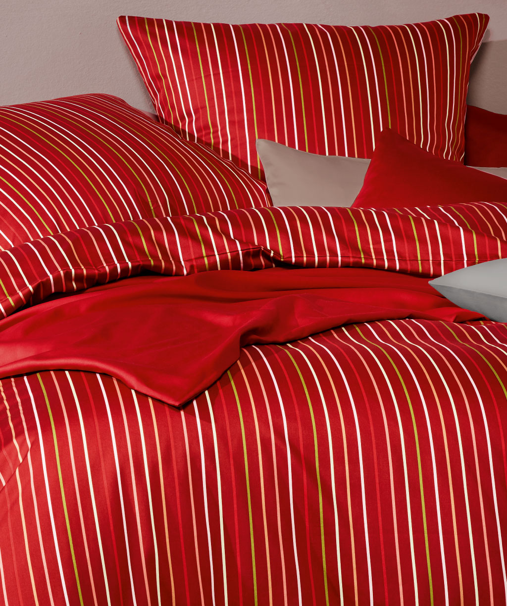 Kissenbezug-mit-feinen-hellen-streifen-auf-rotem-hintergrund-4293-4-fleuresse Kissendetail mit Streifen