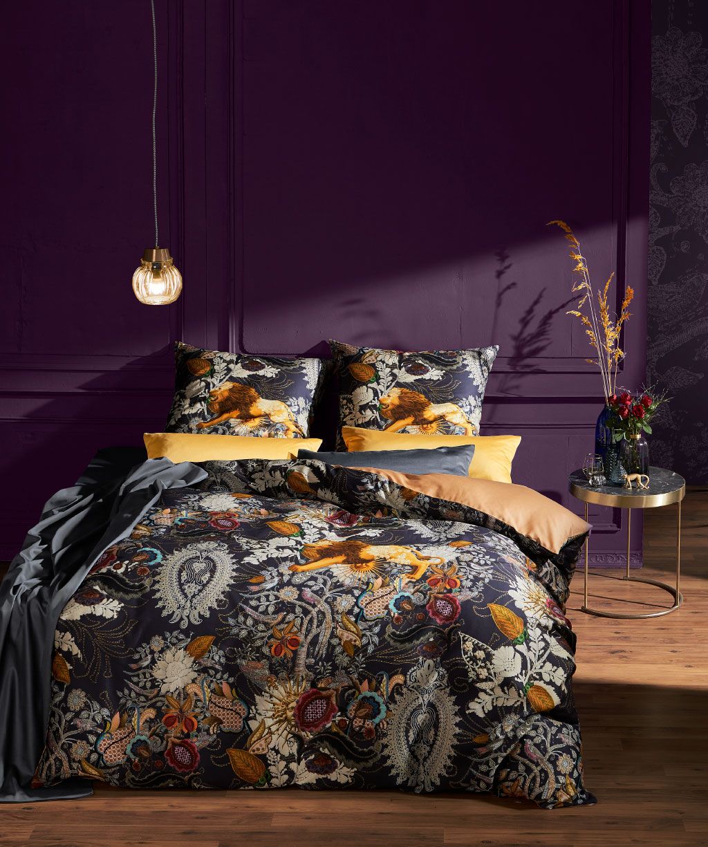 Opulente Satin-Wendebettwäsche: Blumen & Löwen in Kunstpracht