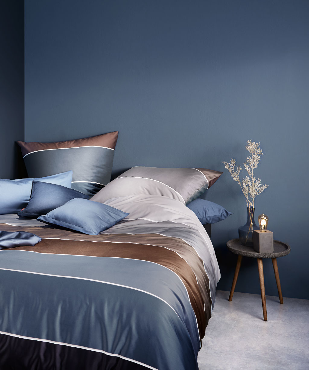 Moderne-Satin-Bettwaesche-mit-breiten-strefen-in-blau-silber-und-bronce-4299-2 Bettwäsche Modern Life in Satin 4299.2