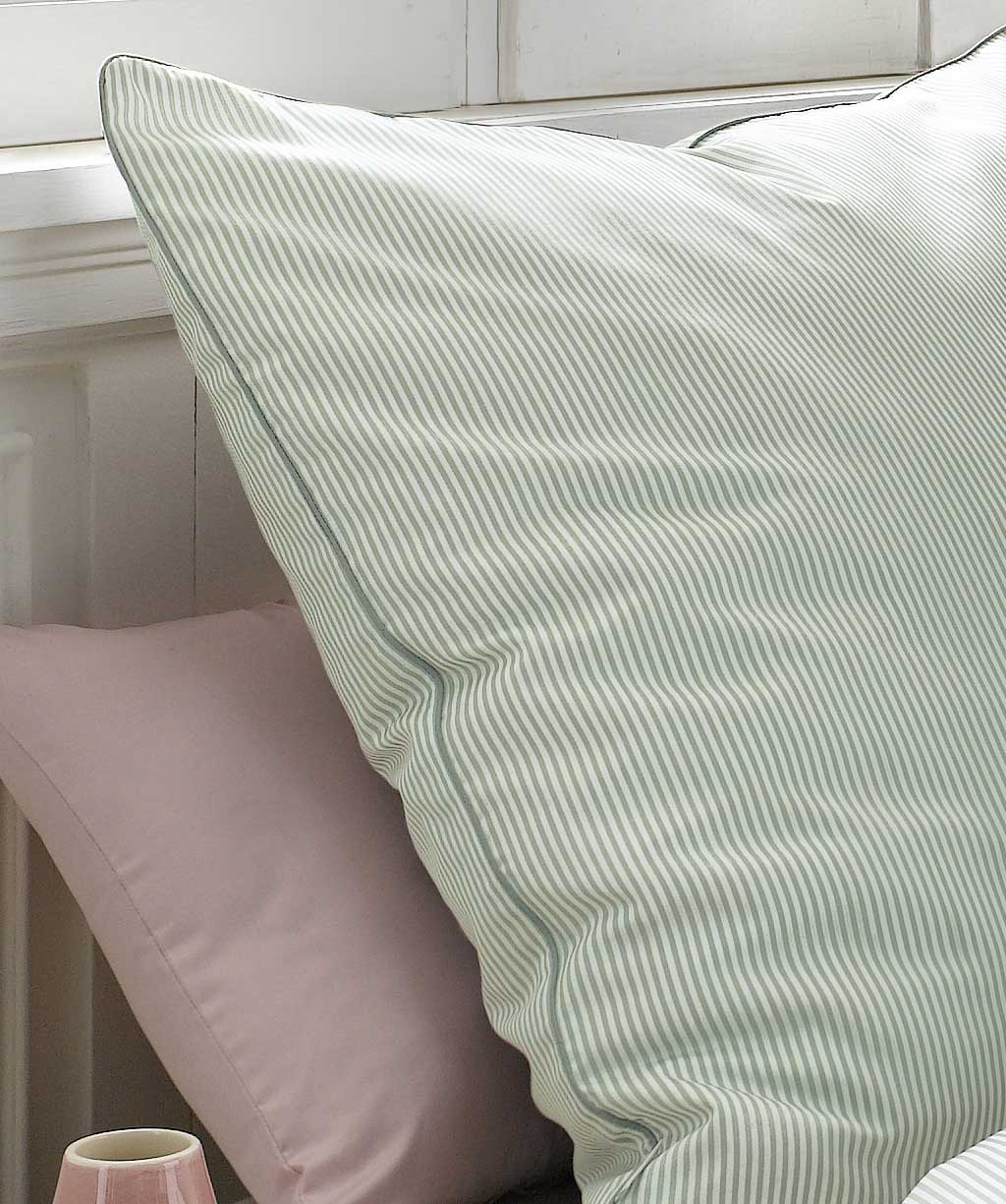 Nadelstreifen-in-summergreen-auf-Bettwasche-modern-life-von-fleuresse-3775-5 Kissenbezug modern life mit Nadestreifen und Paspel