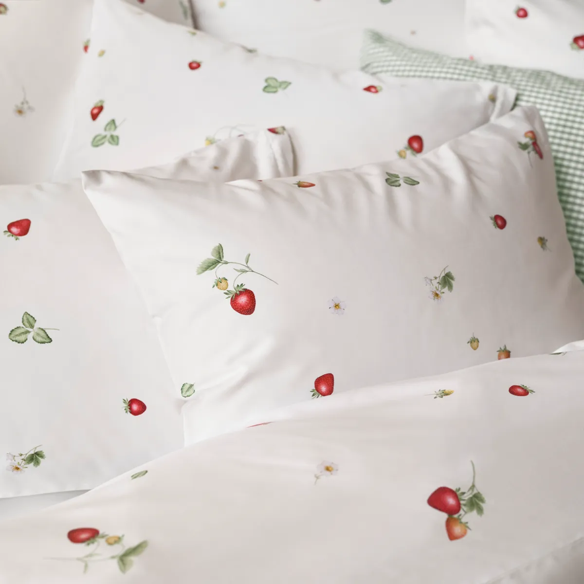 Bettwäsche June – Verspielte Erdbeeren auf reinem Weiss