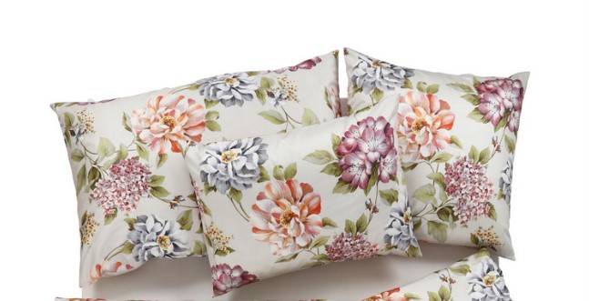 Kissenbezug-maja Tamara R feinsatin Bettwäsche mit grossen Blumenmotiven Kissendetail