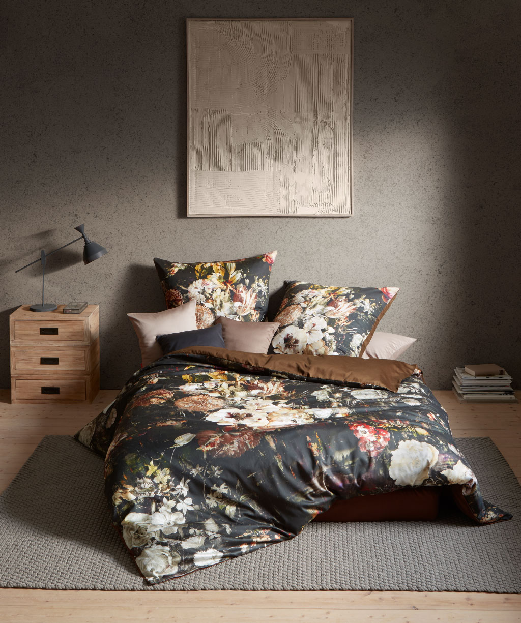 Satin-Wende-Bettwaesche-mit-blueten-auf-dunklen-font-und-braunen-hintergrund-4295-7 Prunkvolle Bettwäsche mit hochwertigem Digitaldruck