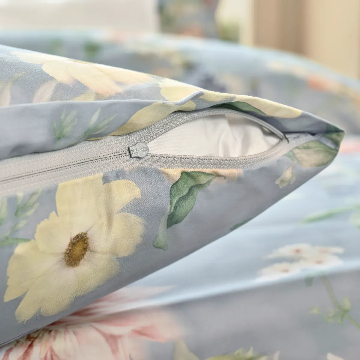 Bettwäsche Aven – Frühlingsblüten auf sanftem Blau