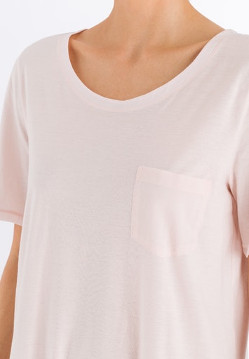 HANRO_Basic_Nightdress_Nachthemd_Cotton_Deluxe_071334_077953 Detailansicht mit Brusttasche und Rundauschnitt