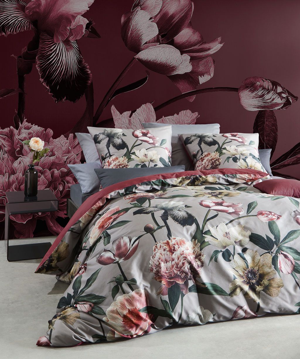 Rot-rosa Satin-Wendebettwäsche auf edlem Grau