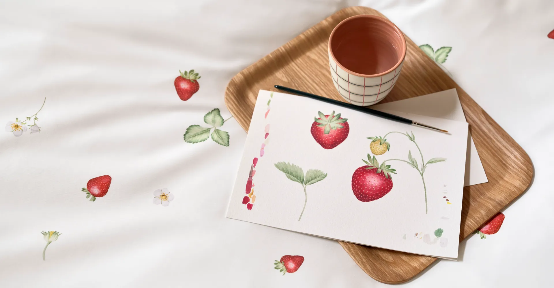Bettwäsche June – Verspielte Erdbeeren auf reinem Weiss