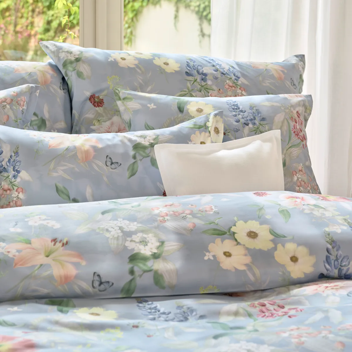 Bettwäsche Aven – Frühlingsblüten auf sanftem Blau