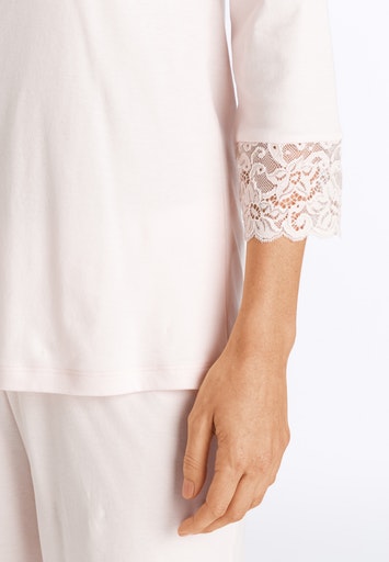 HANRO_Basic_071334_077928_5e4r2HRKpTGp9q Detailansicht Spitzen an 3/4 Shirt Moments
