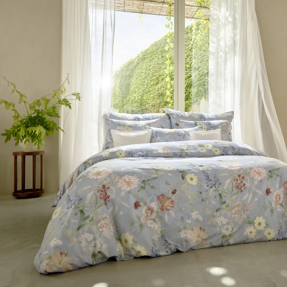 Bettwäsche Aven – Frühlingsblüten auf sanftem Blau Bettwäsche Aven – Frühlingsblüten auf sanftem Blau