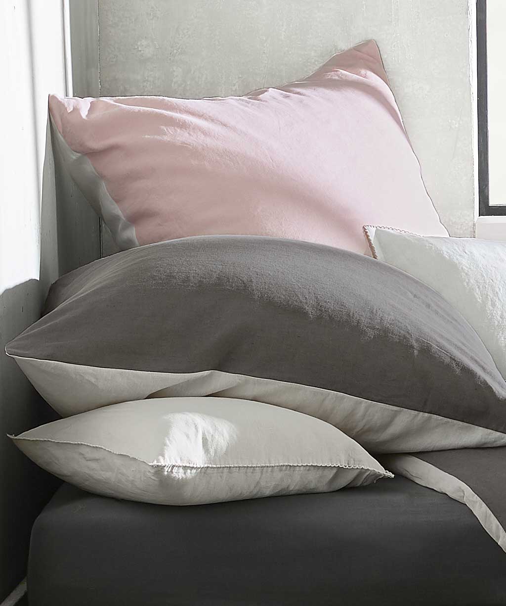 Kissendetail-von-wendebettwasche-provence-in-pink-creme-4011-aus-fleuresse-furhling_sommer-2022 Detail Kissen in Doubleface pink-cremefarben