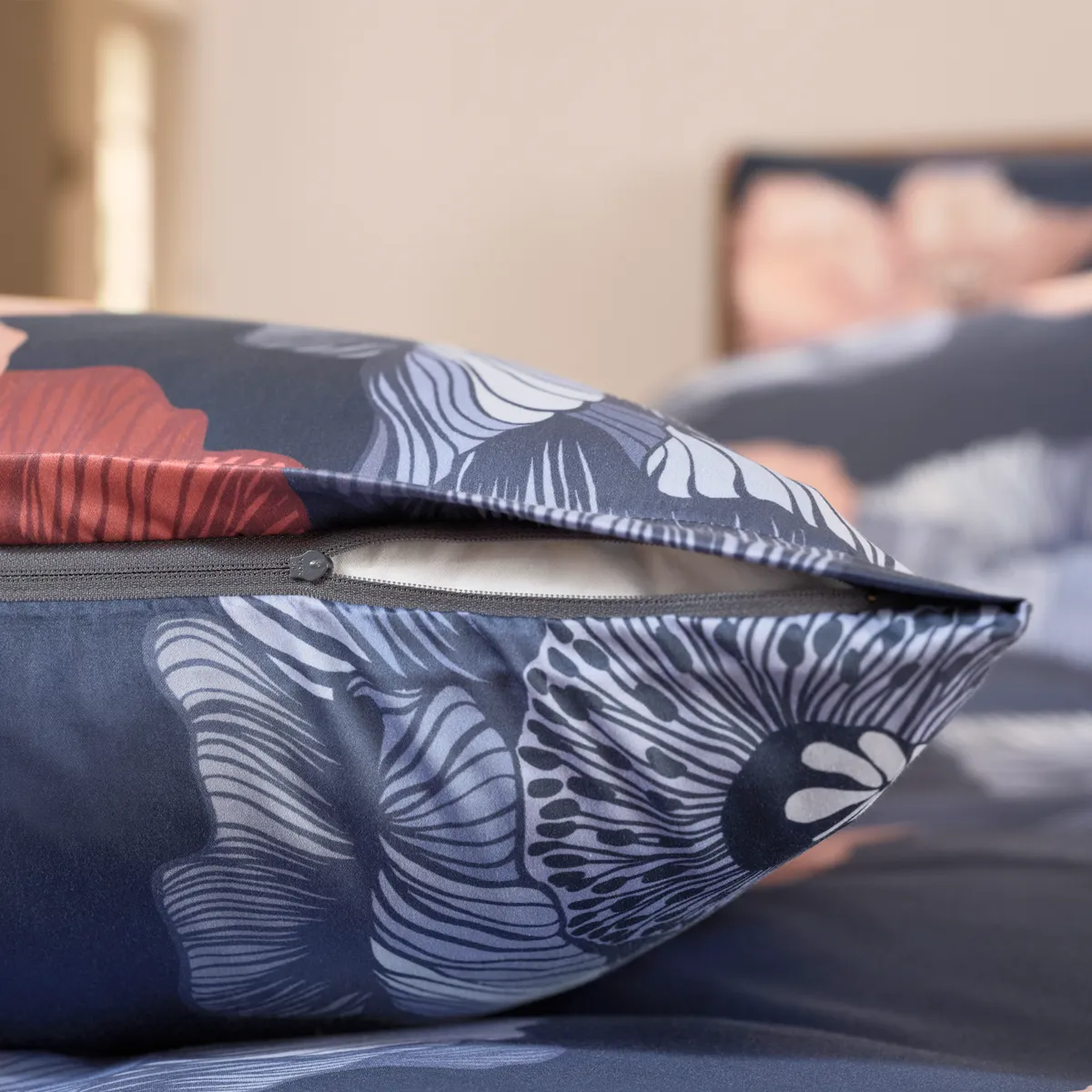 Bettwäsche Mona – Ausdrucksstarke Blüten auf tiefem Blau