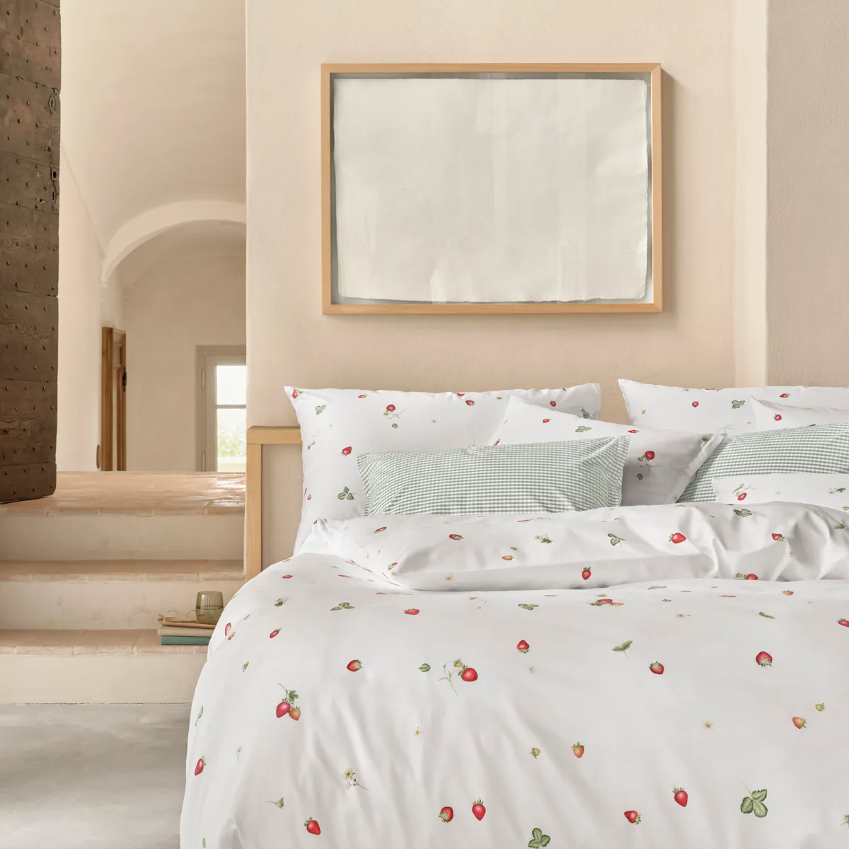 Bettwäsche June – Verspielte Erdbeeren auf reinem Weiss