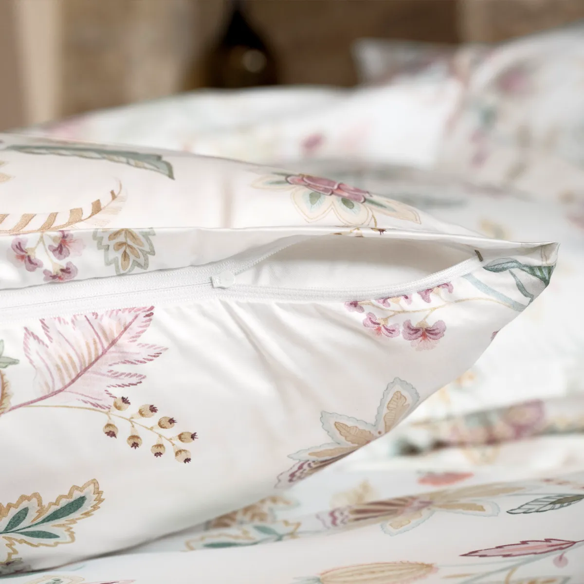 Bettwäsche Ima – Grafische Blüten auf Weiss